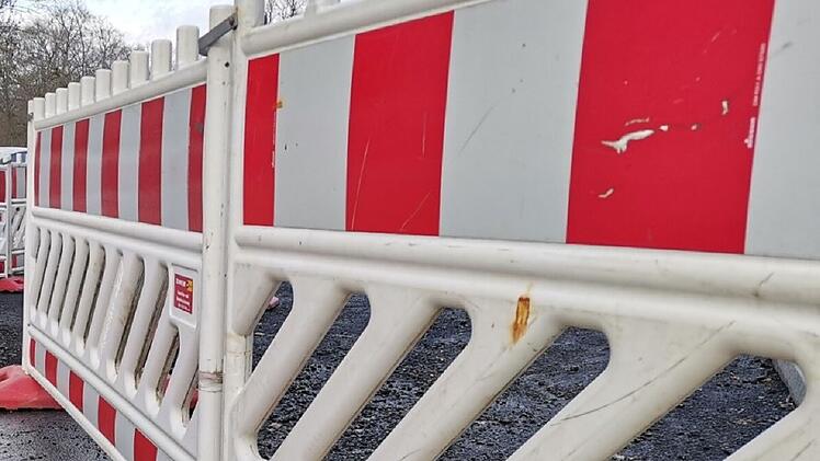 Greding: Schäden sorgen für kurzfristige Fahrbahnsanierung auf A9 - Streifen gesperrt