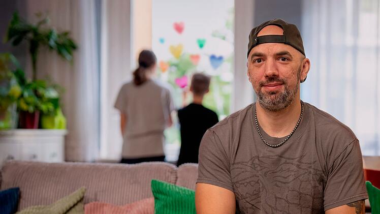 J&ouml;rn ist nach dem Tod seiner Frau auf der Suche nach einer neuen Partnerschaft. Das Onlinedating hat ihn ausgebrannt. Doch wie soll er jemanden kennenlernen - als Alleinerziehender mit zwei Kindern?