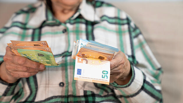 Steuern zahlen, Rente, Rentensteuer, Geld, Euro