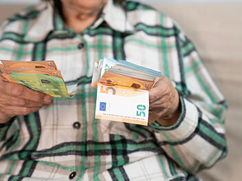 Steuern zahlen, Rente, Rentensteuer, Geld, Euro