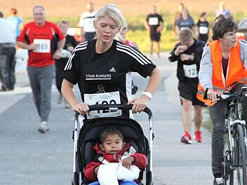 Die härtere Version des Laufes: mit Kinderwagen auf dem Rundkurs im Mohrhof-Gebiet. Fotos: Richard Sänger