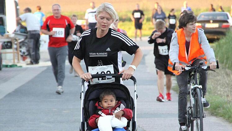 Die härtere Version des Laufes: mit Kinderwagen auf dem Rundkurs im Mohrhof-Gebiet. Fotos: Richard Sänger