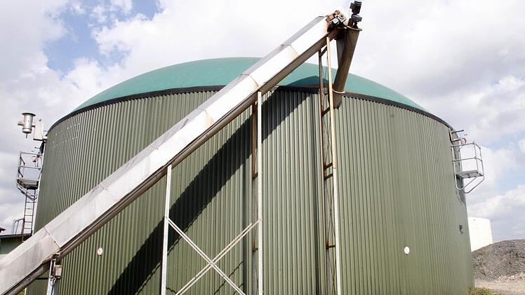 Biogas: Energie gegen  Ernährung: Diese Konkurrenz - Teller statt Energiegewinnung - da hat natürlich die Ernährung den Vorrang. Und da muss man gerade bei Biogas-Anlagen schauen, dass man mit Reststoffen oder mit Abfällen diese Anlagen befüllt. Und dass man nicht durch zusätzlichen Maisanbau eine Vermaisung der Landschaft befördert und das Grundwasser in Gefahr bringt. Nur um    in  den Biogas-Anlagen den Mais  zu verbrennen. Bei einer sinnvollen Befüllung - mit Reststoffen und  Abfällen -  ...