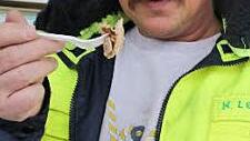Einmal in der Woche gönnt sich Klaus Lewyckyj eine Leckerei zu Mittag. Er lässt sich einen Gyros-Teller schmecken.