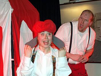 Pinocchio (Karolin Trübenbach, links) braucht Hilfe. Im Juchu-Land ist er zum Esel geworden. Die sprechende Grille (Alexander Voss, rechts) will ihm helfen.