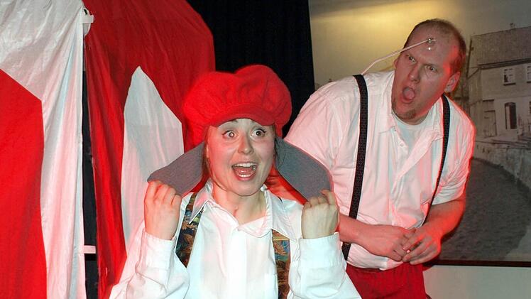 Pinocchio (Karolin Trübenbach, links) braucht Hilfe. Im Juchu-Land ist er zum Esel geworden. Die sprechende Grille (Alexander Voss, rechts) will ihm helfen.