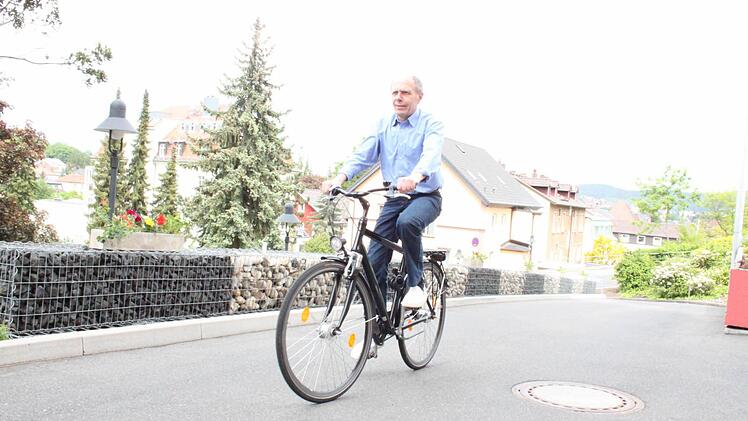 Dr. Korad Häßner radelt bei jedem Wetter zur Arbeit. Foto: Thomas Mäuser