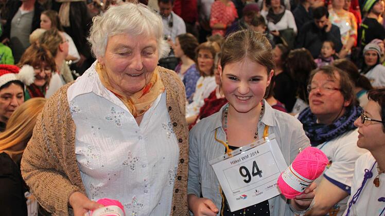 72 Jahre Differenz liegen zwischen Ingeborg Springer (82) und Marit Barth (10). Was die älteste und jüngste Teilnehmerin vereint, ist die Begeisterung fürs Häkeln.