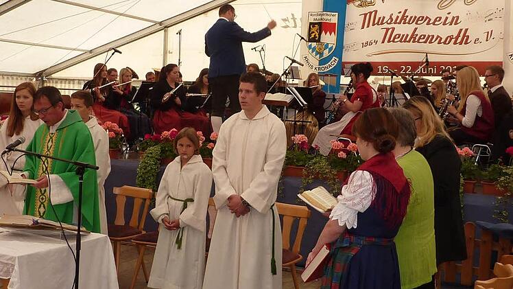 Das Kreisauswahlorchester Kronach spielte im Zeltgottesdienst unter der Stabführung von Kreisdirigent Roman Steiger gekonnt die Schubert-Messe. Im Vordergrund Pfarrer Hans-Michael Dinkel.