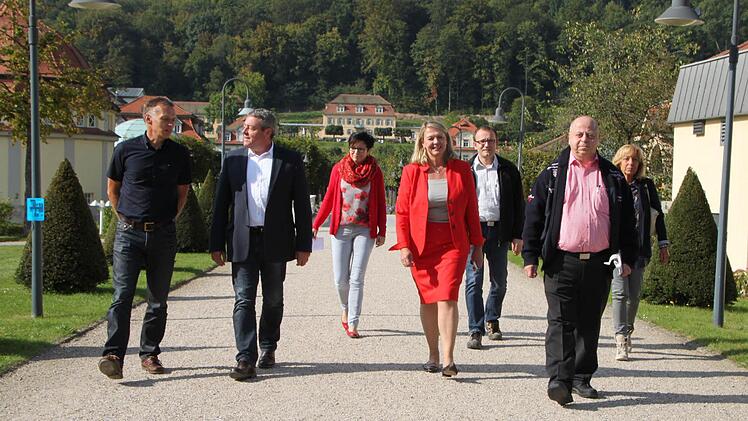 Nun lüftet Kurdirektorin Andrea Schallenkammer (im roten Kostüm) das Geheimnis.