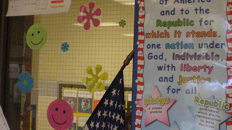 Die Pledge of allegiance, der Treueschwur auf Fahne und Staat, steht am Beginn jedes Schultages. Die Schüler sprechen den Text mit Blick auf die Flagge und Hand auf dem Herzen. Foto: privat