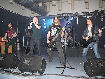 Die Musiker der Gruppe "Devilizer" haben sich die Experimentierfreude auf ihre Fahnen geschrieben. Diese wollen sie beim Festival "Rise Of Chaos" am 27. März in Altenkunstadt ihren Fans zeigen. Foto: Stephan Stöckel