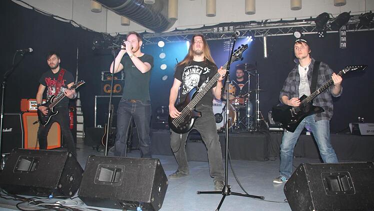 Die Musiker der Gruppe "Devilizer" haben sich die Experimentierfreude auf ihre Fahnen geschrieben. Diese wollen sie beim Festival "Rise Of Chaos" am 27. März in Altenkunstadt ihren Fans zeigen. Foto: Stephan Stöckel