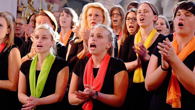 Der Chor "New Future" beim Benefizkonzert in der sulzthaler Kirche. Foto: Gerd Schaarsulzthaler