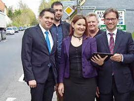 Teilweise waren an der Straße Gespräche kaum möglich zwischen (von links) Carsten Höllein, Dominic Juck, Doris Aschenbrenner, Norbert Bär, Florian Pronold und Josef Janson.  Foto: Doris Weidner