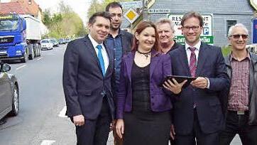 Teilweise waren an der Straße Gespräche kaum möglich zwischen (von links) Carsten Höllein, Dominic Juck, Doris Aschenbrenner, Norbert Bär, Florian Pronold und Josef Janson.  Foto: Doris Weidner