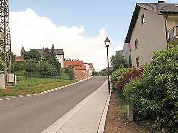 Die ausgebaute Ortsdurchfahrt mit dem neuen Gehsteig Foto: Günther Geiling