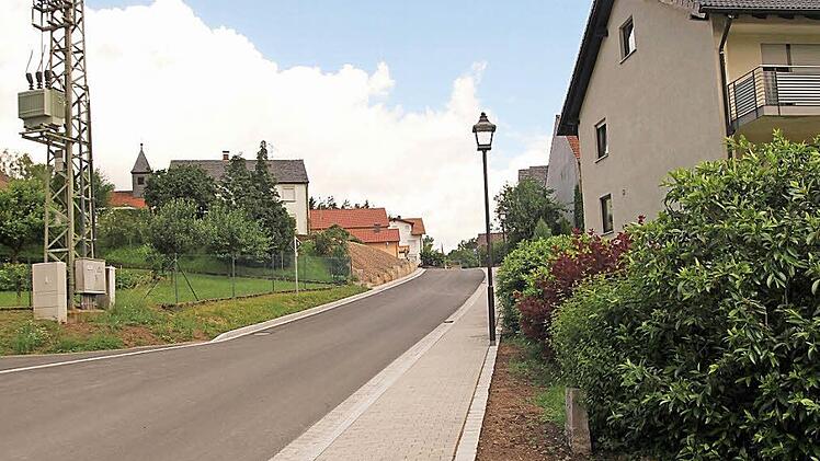Die ausgebaute Ortsdurchfahrt mit dem neuen Gehsteig Foto: Günther Geiling