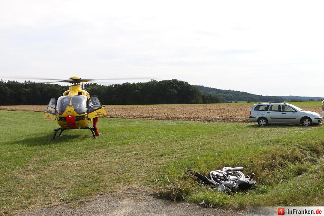 Motorradfahrer prallt bei Ettenstatt gegen Traktor