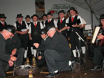 Der Heimat- und Trachtenverein Haig sorgte mit dem "Knappenspiel'" für den Höhepunkt beim Knappenabend in der Neukenrother Zecherhalle. Foto: Gerd Fleischmann