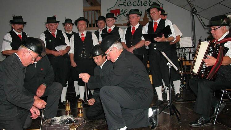 Der Heimat- und Trachtenverein Haig sorgte mit dem "Knappenspiel'" für den Höhepunkt beim Knappenabend in der Neukenrother Zecherhalle. Foto: Gerd Fleischmann