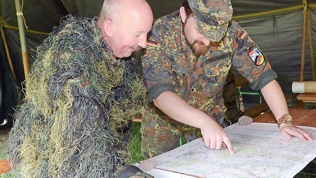 Der Vorsitzender der Reservistenkameradschaft Rothenkirchen, Johannes Best&auml;ndig, bespricht mit Michael Schubert das Gel&auml;nde.