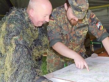 Der Vorsitzender der Reservistenkameradschaft Rothenkirchen, Johannes Beständig, bespricht mit Michael Schubert das Gelände.