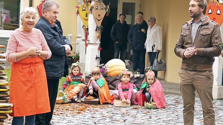 Unter Aufsicht von vier Kürbiswichteln wurde der neunte Pressecker "Kürbis im Park" heuer um das Paul-Gerhardt-Haus eröffnet.