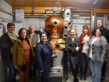 Wirtschaftsjunioren Bad Kissingen und Gäste in der Brennerei mit Franziska Bischof (4. von rechts)  Lydia Molea