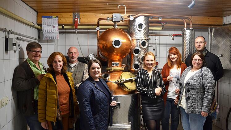 Wirtschaftsjunioren Bad Kissingen und Gäste in der Brennerei mit Franziska Bischof (4. von rechts)  Lydia Molea