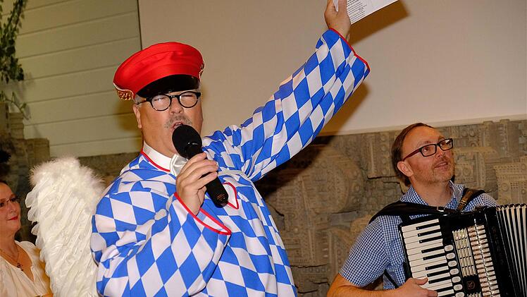 Aloisius wurde von Marco Wolf auf dem Akkordeon begleitet. Gerd Schaar