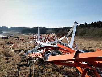 Der Mittelwellensender landete in nicht einmal einer Minute punktgenau auf dem Zielgebiet. Der obere Teil des Stahlfachwerkmastes zerbarst wie Streichhölzer.Werner Reißaus