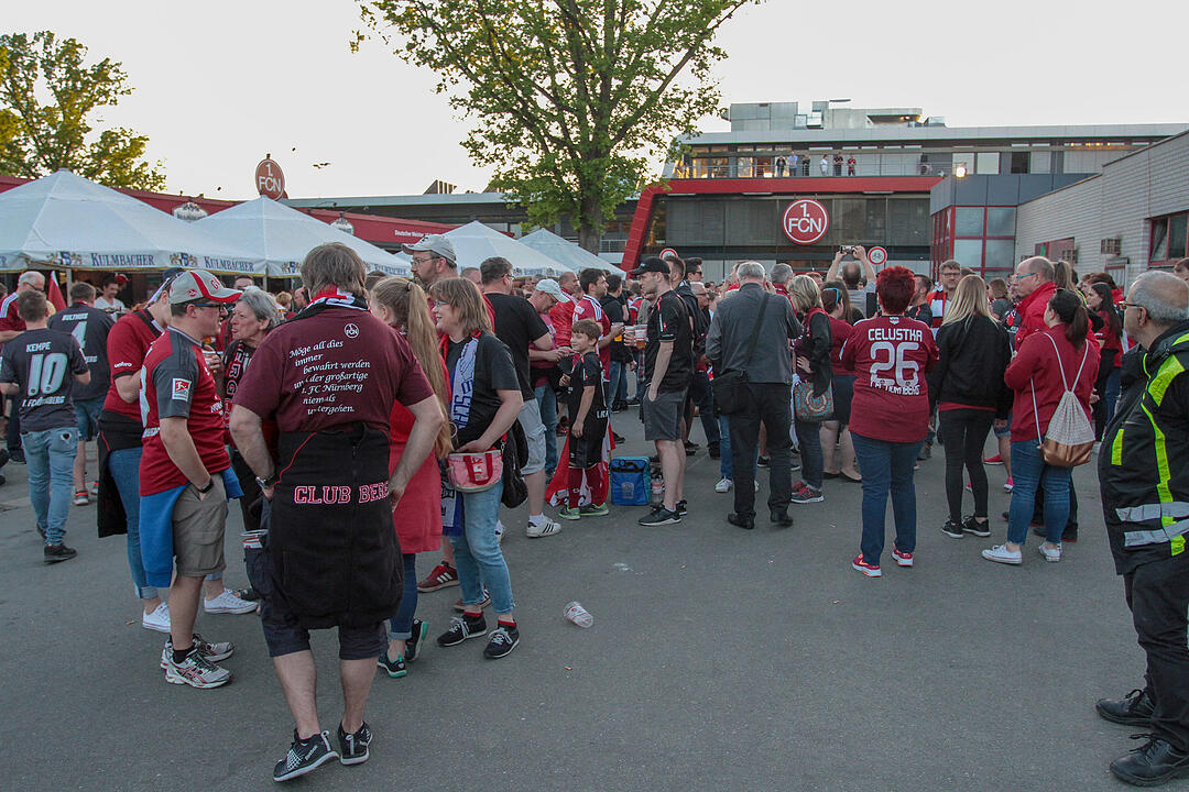 1. FCN steigt auf: Fans feiern in Nürnberg