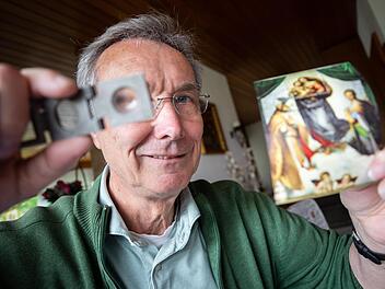 Fadenzähler und Pinzette: Mehr Ausstattung braucht es nicht, um Briefmarken zu sammeln - abgesehen natürlich von den Marken selbst. Ein Hobby, das im Kreis Kronach aber wohl aussterben wird, vermutet Klaus Apitz vom Briefmarkensammler Club Kronach. Foto: Marian Hamacher