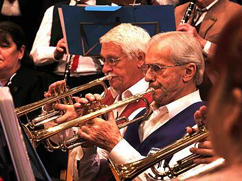 Im durchschnitt sind die Musikerinnen und Musiker des Unterfränkischen Seniorenblasorchesters 70 Jahre alt - und sie ließen keine Langeweile aufkommen. Foto: Gerd Schaar