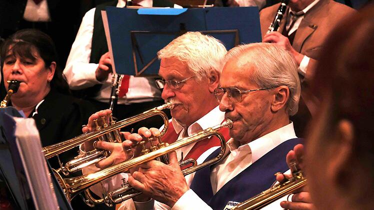 Im durchschnitt sind die Musikerinnen und Musiker des Unterfränkischen Seniorenblasorchesters 70 Jahre alt - und sie ließen keine Langeweile aufkommen. Foto: Gerd Schaar