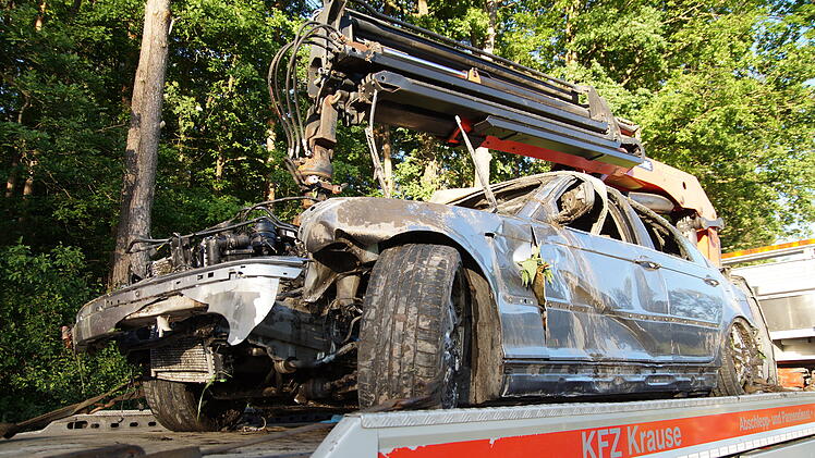 Auto schleudert von der Fahrbahn und landet in Weiher
