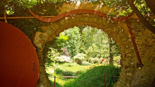 Das Mondtor bildet einen epischen Eingang zum Rhododendronpark .