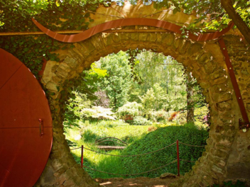 Das Mondtor bildet einen epischen Eingang zum Rhododendronpark .