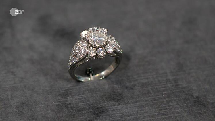 Ein opulenter Cluster-Ring aus 750er Wei&szlig;gold mit 2,5 Karat Diamanten stammte von Julius Graef S&ouml;hne aus Idar-Oberstein und wurde von Heide Rezepa-Zabel in die 1960er-Jahre datiert. Die Expertin sch&auml;tzte ihn auf 4.000 bis 4.500 Euro. Der Wunschpreis lag bei 3.000 Euro und Susanne Steiger sicherte sich den "Hochkar&auml;ter" f&uuml;r 3.200 Euro.