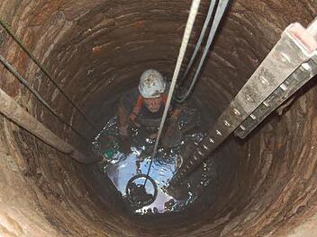 Gottfried Vogler scheut die dreckige Brunnensäuberung nicht. Der Vorsitzende des Hassenbacher Gartenbauvereins hängt an dem Pfarrhaus-Areal und hofft, dass bald darin gefeiert werden kann. Die Haussanierung ist nahezu abgeschlossen. Jetzt sind die Außenanlagen an der Reihe. Fotos: Straub