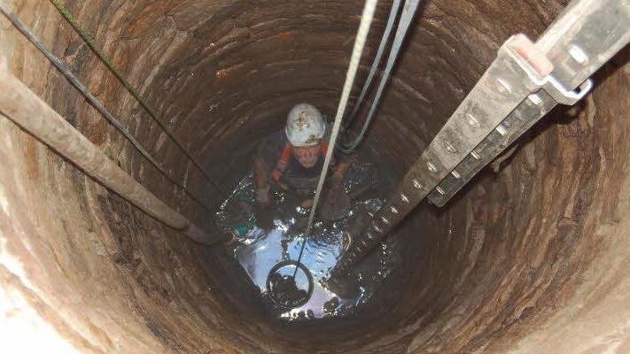 Gottfried Vogler scheut die dreckige Brunnensäuberung nicht. Der Vorsitzende des Hassenbacher Gartenbauvereins hängt an dem Pfarrhaus-Areal und hofft, dass bald darin gefeiert werden kann. Die Haussanierung ist nahezu abgeschlossen. Jetzt sind die Außenanlagen an der Reihe. Fotos: Straub