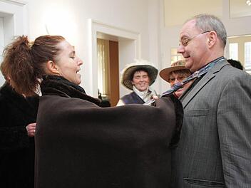 Andrea Schmidt macht kurzen Prozess: Mit einem Schnitt war die Krawatte von Kilian Kemmer am Weiberfasching ab. Foto: S.Martin
