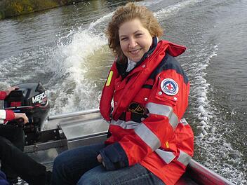 Im und auf dem Wasser fühlt sich Sylvia Voit pudelwohl. Fotos: Peter Pfannes