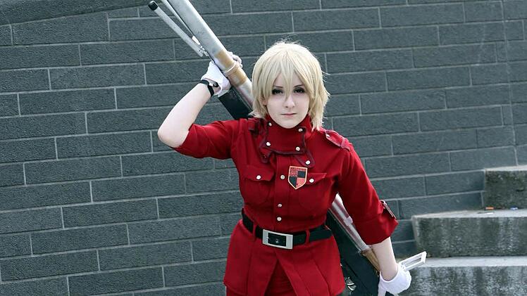 Waffen bis zwei Meter sind erlaubt. Eine der Kouiouris- Zwillinge:n Isabella als Seras Victoria aus "Hellsing" Foto: Matthias Hoch