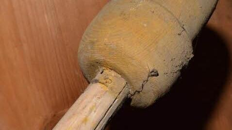 Diese Fahnenstange stammt noch aus der Zeit, als Franken zum Königreih Bayern kam. Damals flaggten am 10. Juli 1814 die Bürger ihre Häuser mit der Bayerischen Fahne und hatten die Fahnenstangen extra blau-weiß gestrichen. So eine Fahnenstange befindet sich heute noch im Haus unseres Mitarbeiters Gerhard Schmidt in Ermershausen, das 1818 erbaut wurde.