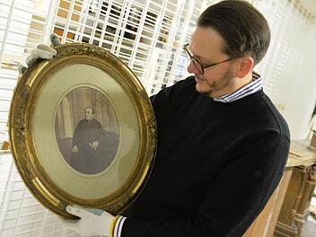 Museologe Alexander Süß mit dem Bild des Benefiziaten Karl Traut  Foto: Ronald Rinklef