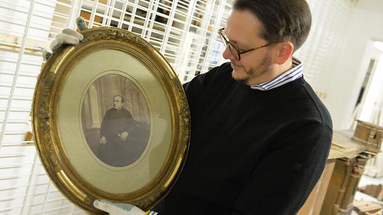 Museologe Alexander Süß mit dem Bild des Benefiziaten Karl Traut  Foto: Ronald Rinklef