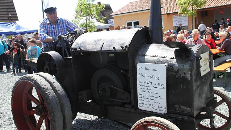 Tuckernd springt das "Motorpferd" von Walter Lehnert aus Brünn bei Ebern an. Foto: Gerda Völk