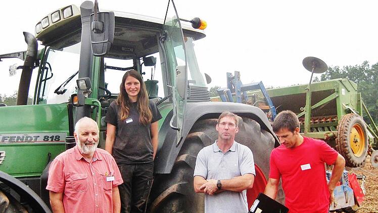 Der Traktor in zarten Händen: Azubi Lorraine Geis sowie (von links) Prüfer Otto Kremling, Lehrherr Norbert Götz und Prüfer Markus Hartmann. Foto: Werner Vogel